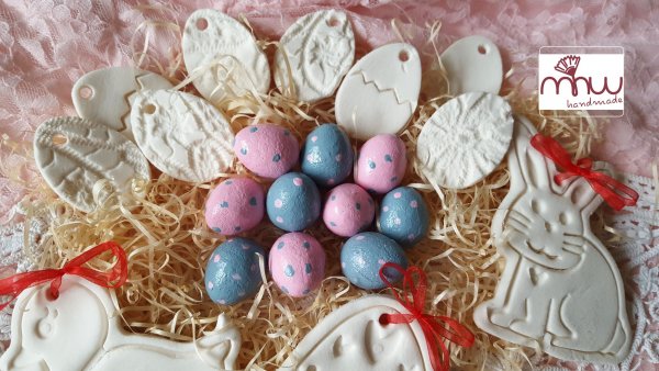 Fürj tojások kék rózsaszín_Logós